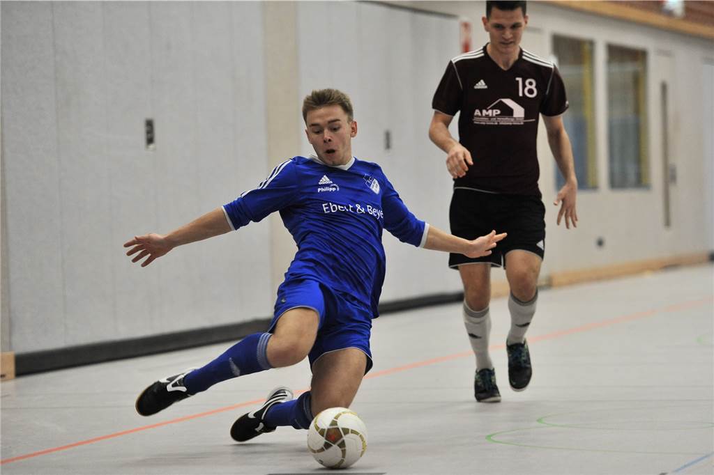 Hallenstadtmeisterschaft Dortmund: Didi Liskunov Dietrich Liskunov (am Ball) hat im Trikot des FC Frohlinde schon gezeigt, dass er in der Halle stark aufspielen kann.