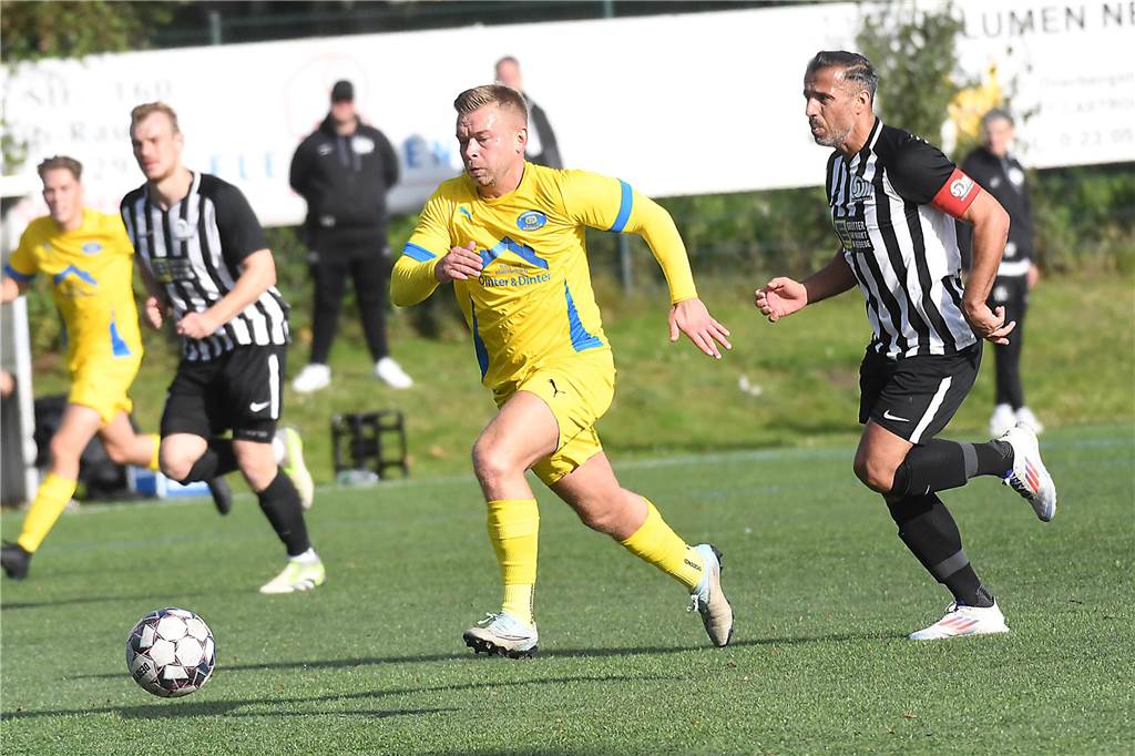 Schwerin holt sich Tabellenführung in Bezirksliga 10 zurück: 30-Meter-Knaller von Liskunov Dietrich Liskunov (l.) machte den Unterschied gegen Heven.