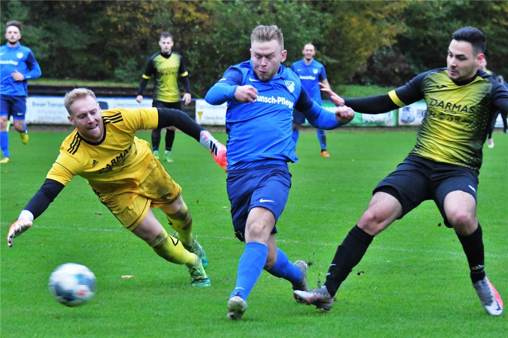FC Frohlinde: Ein wichtiger Spieler hat seinen Abschied beschlossen Dietrich Liskunov (M.) schoss in den vergangenen Jahren wichtige Tore - wie hier gegen Resses Keeper Florian Altmeyer zum 1:1 beim 2:1-Sieg im Oktober 2020.