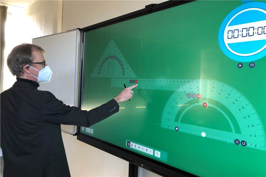 Bei der Digitalisierung der Schulen ist durchaus noch Luft nach oben Digital im Unterricht. Jochen Wilsmann, Leiter des Stadtlohner Geschwister-Scholl-Gymnasiums, arbeitet an der neuen Touchscreentafel.