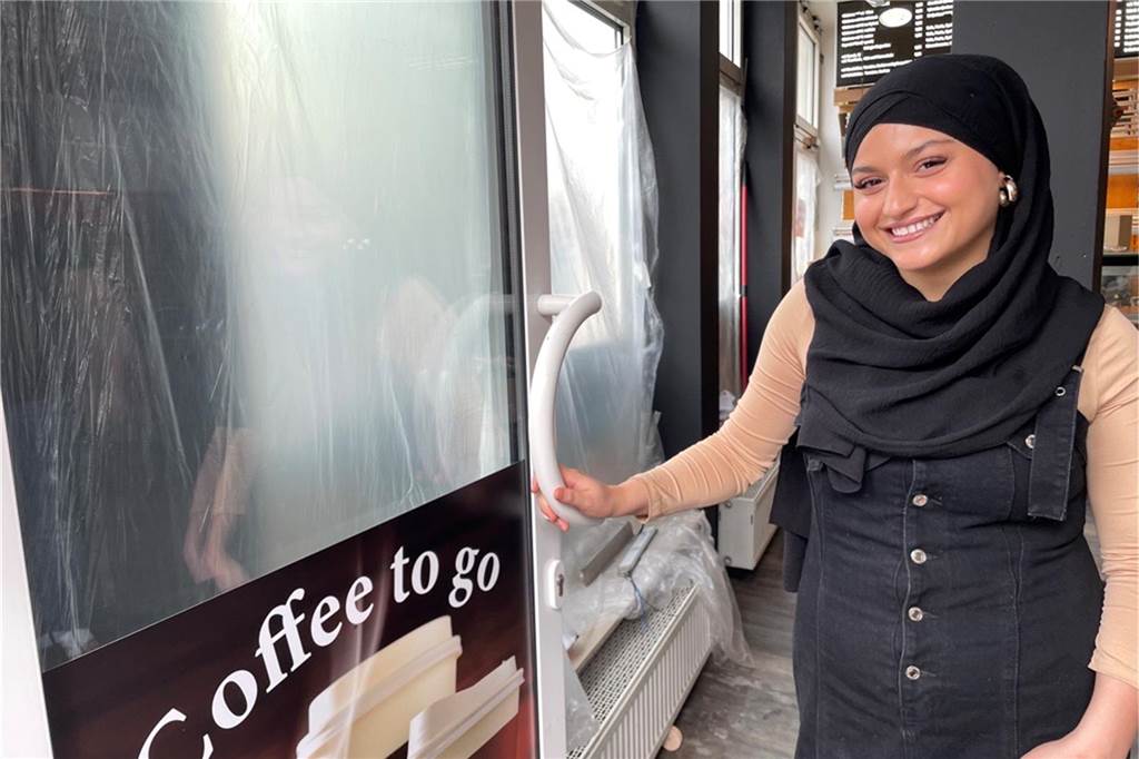 Dilara Celik (21) an der Eingangstür ihrer Bäckerei: Sie freut sich auf viele Gäste.