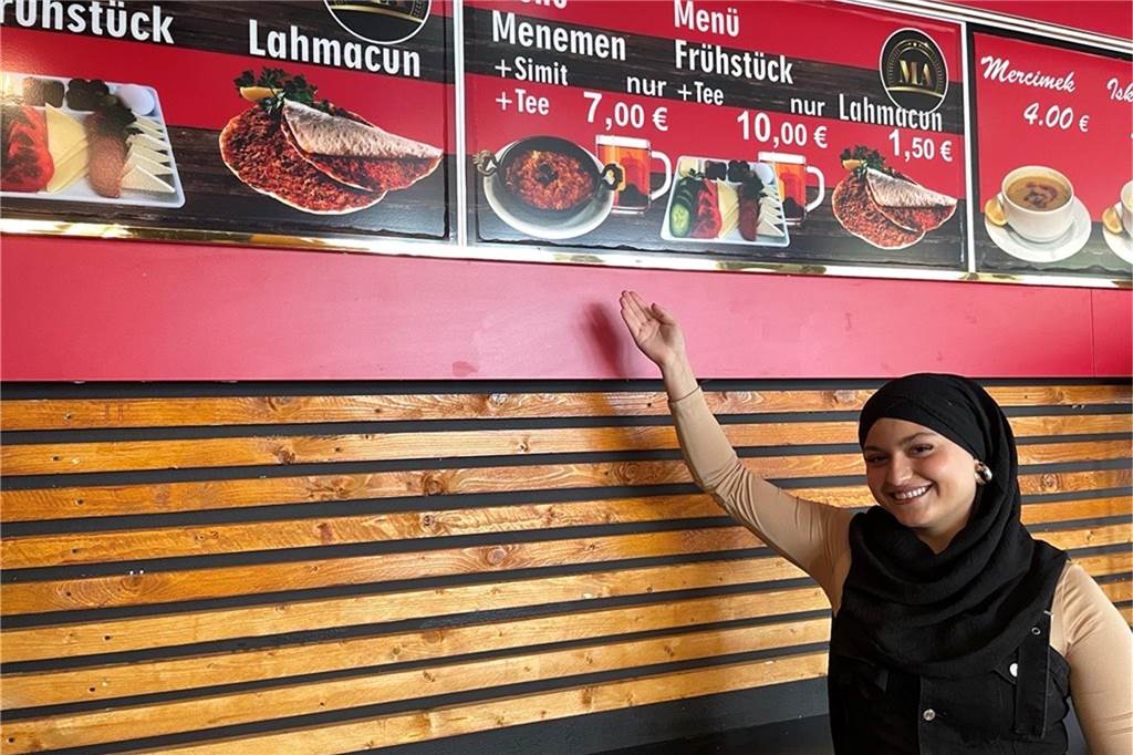 Dilara Celik zeigt auf die verschiedenen Frühstücks-Angebote. Zu jedem Frühstück gibt es eine Tee-Flat.