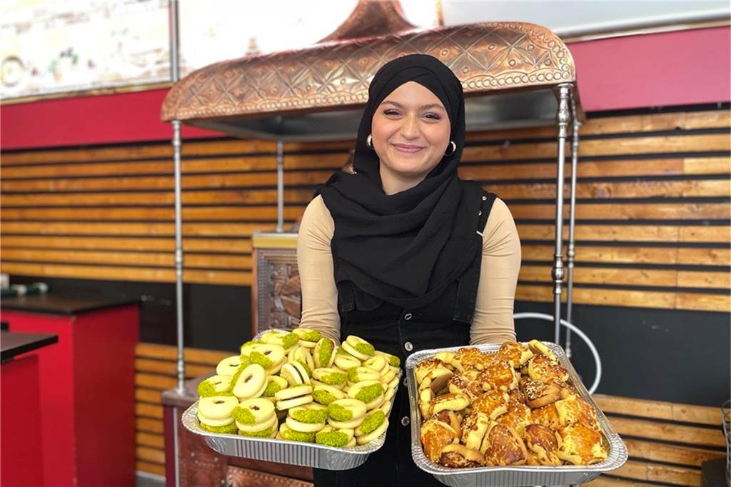 Dilara Celik zeigt hier Kekse mit Marmelade und Pistazie.
