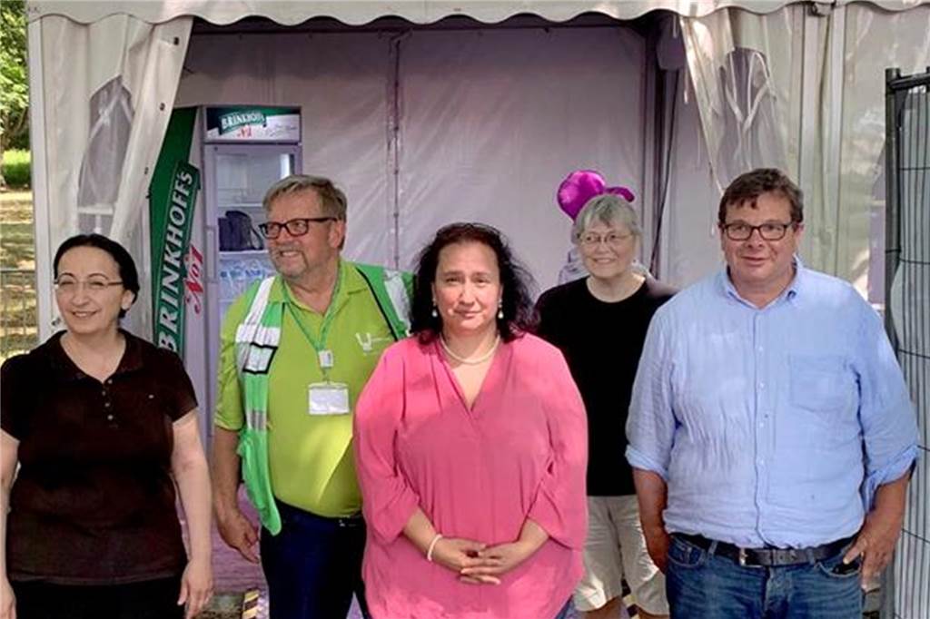 „Migranten sollen als Sündenböcke für schleppende Impfungen herhalten“ Dilek Şahin (Mitte) bei der Impfaktion am Fredolino-Freizeitpark im Fredenbaumpark im Juli.