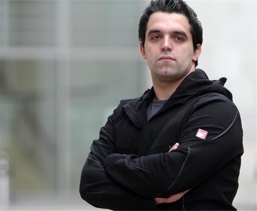 "Wir ziehen hier nicht nur Sozialhilfe ab" Dimitar Tachkov studiert seit 2006 in Dortmund. Der 26-jährige Bulgare schreitet zuversichtlich in die Zukunft: "Man muss auch in sich selbst investieren."