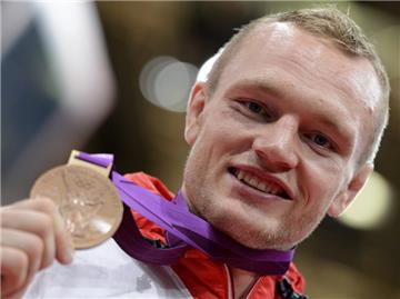 Dimitri Peters ist über seine Bronzemedaille «wahnsinnig glücklich». Foto: Marius Becker