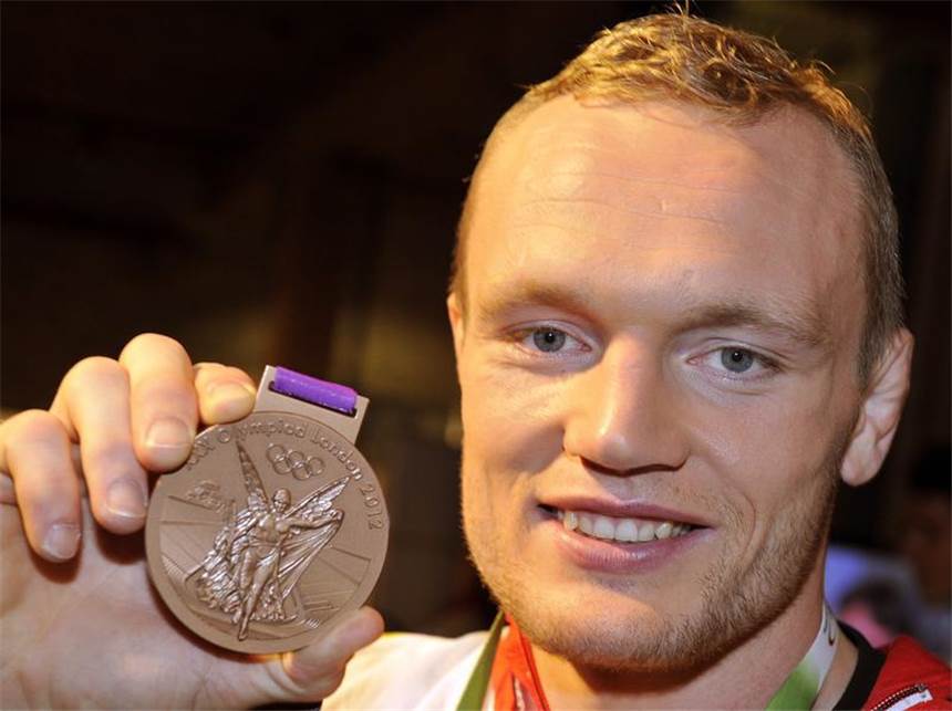 Nach Bronze: Judoka Peters will nun mehr Dimitri Peters posiert im Deutschen Haus mit seiner Bronzemedaille. Foto: Marius Becker