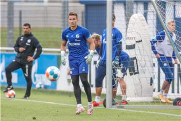 Dimitrios Grammozis (l.) schaut genau hin: Martin Fraisl steht vor seinem Pflichtspiel-Debüt für Schalke.