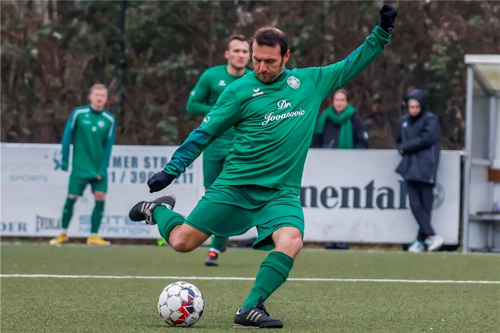 Kalpakidis steht 90 Minuten auf dem Rasen – und hält sich fit für den Rückrundenstart Dimitrios Kalpakidis: Auch mit 42 Jahren noch technisch versiert.