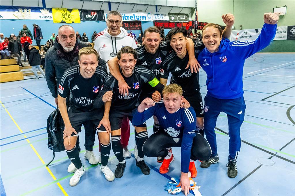 Dimitrios Kalpakidis (hinten Mitte), Seong-sun You (hinten, 2.v.r.), Danny Voß (hinten rechts), Fabio Rummenigge (vorne links), Ilker Algan (vorne Mitte) und Tim Oberwahrenbrock (vorne rechts) erreichten mit dem TuS Bövinghausen die Zwischenrunde.
