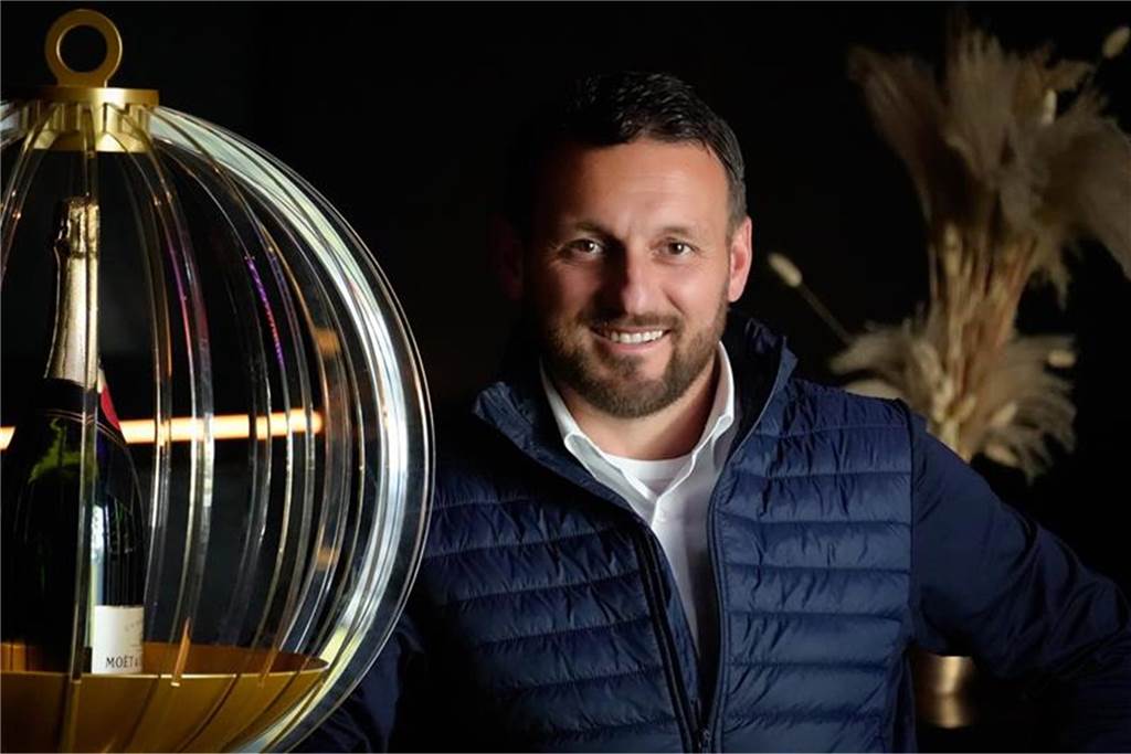 Perpendikel-Chef haucht Nachtclub neues Leben ein Dimitrios Kalpakidis ist Fußballtrainer, Kneipenbetreiber und Partyveranstalter.