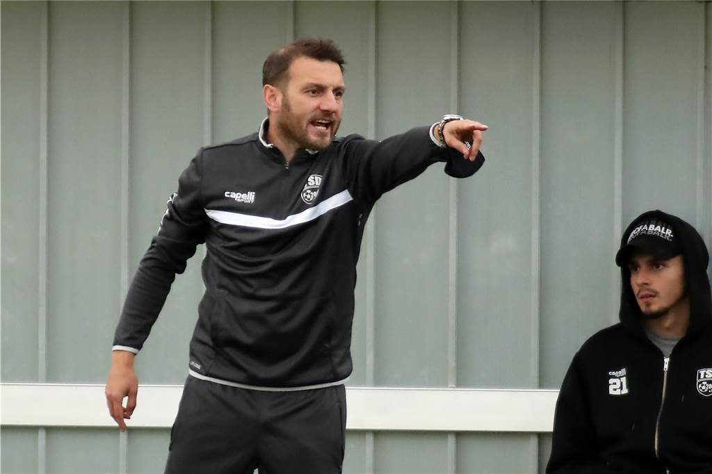 Dortmunder Fußballtrainer beklagt Generationenproblem: Schwierigkeiten beim Glas Bier klären Dimitrios Kalpakidis ist Trainer und Sportlicher Leiter von Türkspor Dortmund.