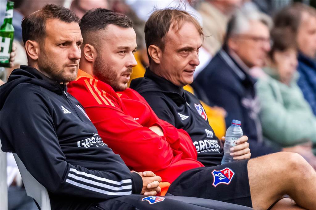 Bövinghausen könnt: Kalpakidis will sich „nicht zum Affen machen“ Dimitrios Kalpakidis (l.) und Danny Voß (r.) trainieren den TuS Bövinghausen. Yanni Regäsel (M.) ist der Kapitän.