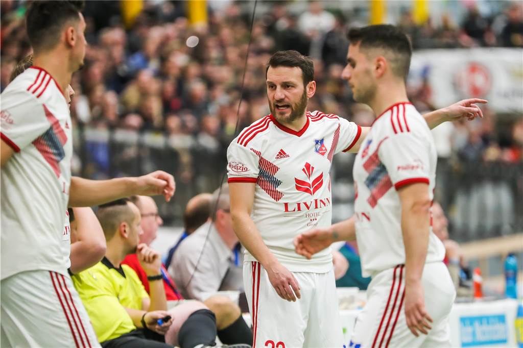 Dortmunder Fußballer reagieren auf den drohenden Hallen-Knockout Dimitrios Kalpakidis (M.) glaubt nicht an einen Ausfall der Dortmunder Titelkämpfe.