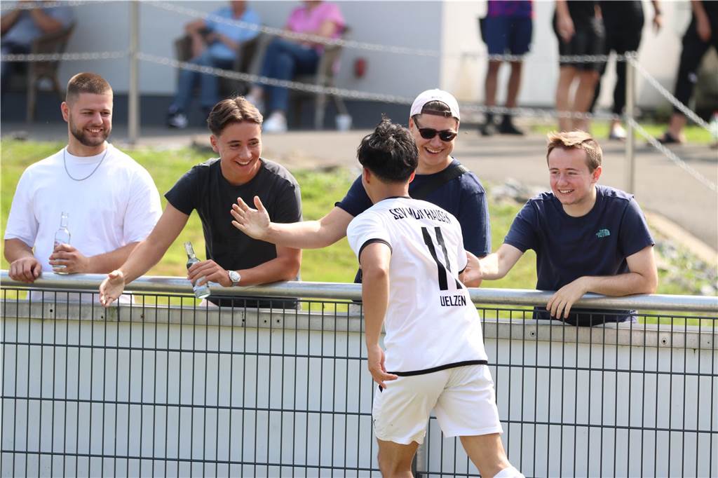 BR Billmerich blamiert sich beim Mitabsteiger SSV Mühlhausen II Dinh Quoc Nguyen jubelt zusammen mit seinen Freunden vom SSV.