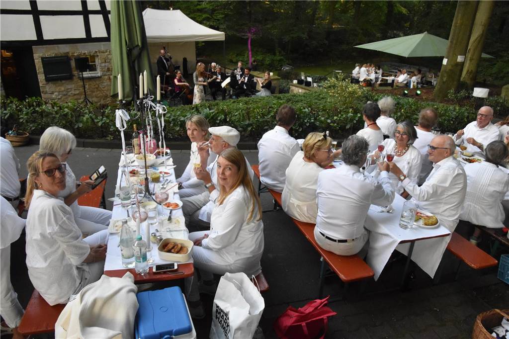 Dinner in Weiß an der Schlossmühle Lippholthausen.