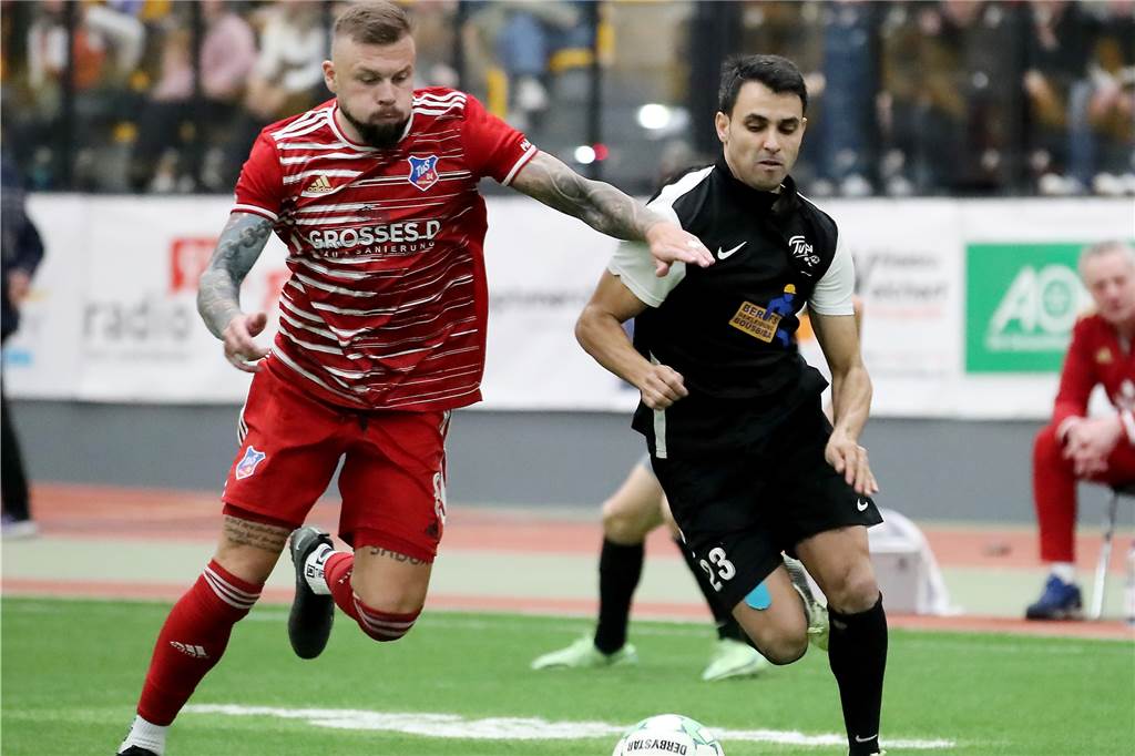 Hallenstadtmeisterschaft: Spiel um Platz drei - Großkreutz liefert sich witzigen Trashtalk Dino Dzaferoski (l.) und Karim Bouzerda vom TuS Hannibal im Zweikampf im Spiel um Platz drei.