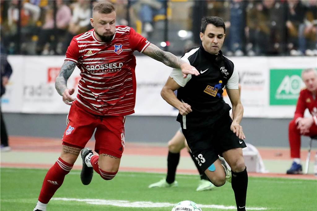 Dino Dzaferoski (l.) und Karim Bouzerda vom TuS Hannibal im Zweikampf im Spiel um Platz drei bei der Hallenfußballstadtmeisterschaft 2023.