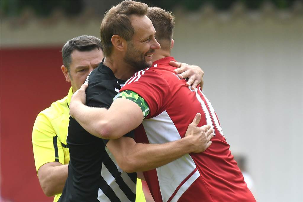 Kult-Team des TuS Henrichenburg verliert 15 Spieler: Gründungsmitglied erklärt, wie es weiter geht Dino Viotto (schwarzes Trikot) startete als Spielertrainer des TuS III und war oft Kapitän des Teams.