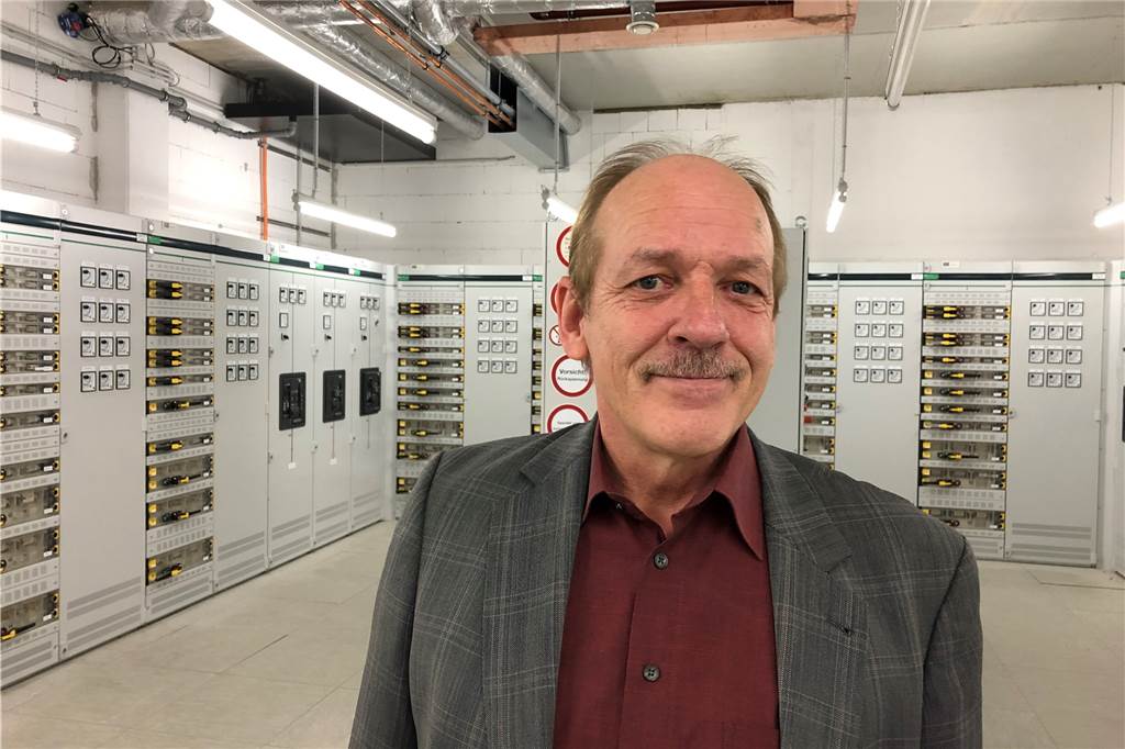 Dipl.-Ing. Gerd Pospischil von der Abteilung Bau und Technik ist mit seinem Team unter anderem für die Notstromversorgung im Klinikum Dortmund verantwortlich. Hier steht er im Verteilungsraum für die Sicherheitsversorgung (Standort Mitte).