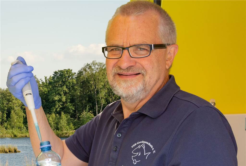Ergebnisse liegen vor: Hohe Nitratbelastung im Grundwasser Dipl.-Phys. Harald Gülzow analysiert eine Wasserprobe im Labormobil vom VSR-Gewässerschutz