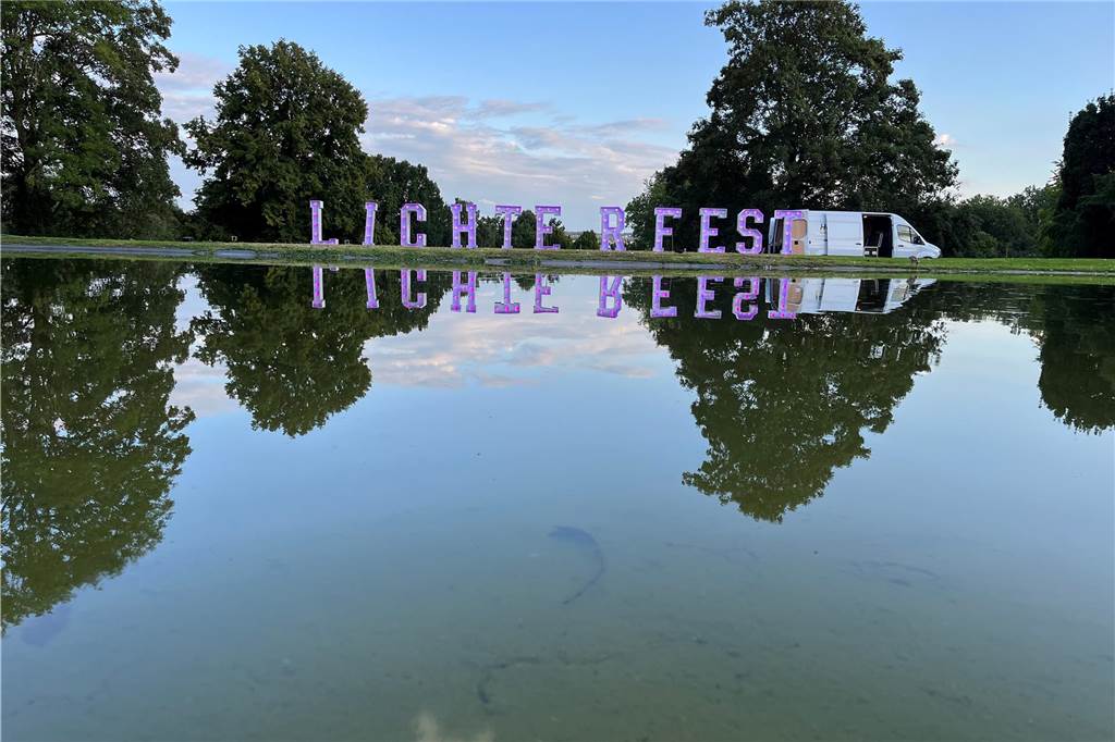 Direkt am Haupteingang gab es den „Lichterfest“-Schriftzug, der sich im Teich spiegelte.