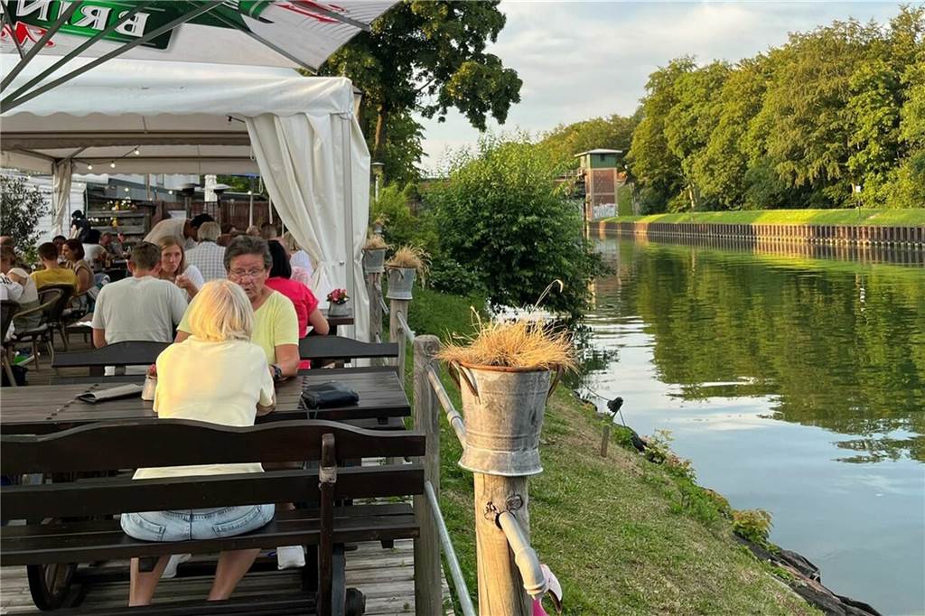 Ein kühles Bier in der Sonne: Wo man im Freien etwas trinken kann Biergarten am Haus Hölter zum Rhein-Herne-Kanal.