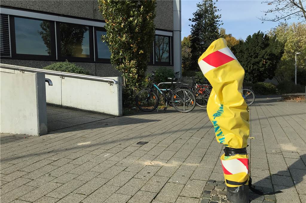 Defekte Straßenbeleuchtung in Werne: Wann geht hier wieder ein Licht auf? Direkt am Werner Stadthaus ist ebenfalls seit geraumer Zeit nur noch ein Stumpf statt einer Leuchte zu sehen.