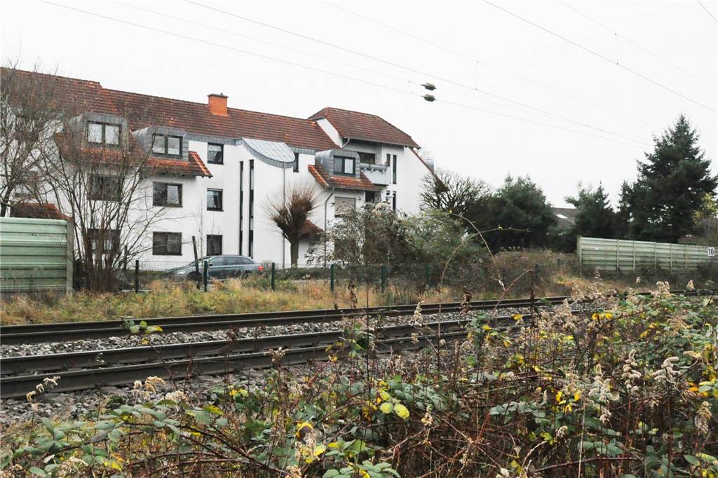 Bahn dämpft Hoffnung auf Lückenschluss beim Lärmschutz Direkt an die Lücke in der Lärmschutzwand grenzt an der Seestraße die Wohnbebauung.