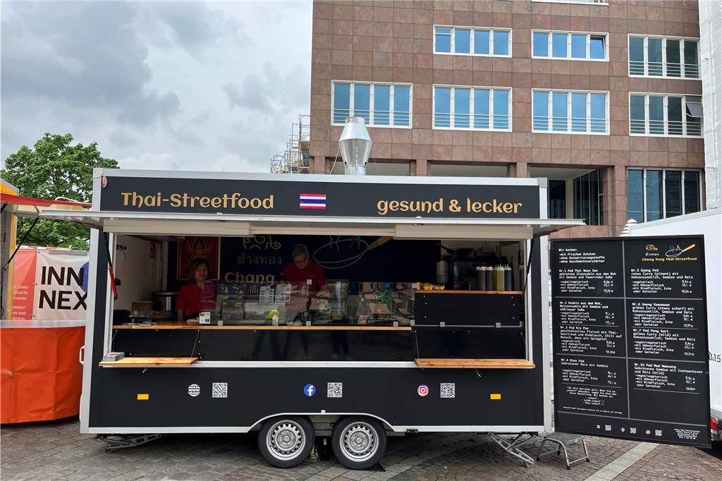 Direkt daneben, aber kulinarisch eine halbe Weltreise entfernt: Der Food-Stand „Thai-Streetfood“ mit Gerichten aus Thailand