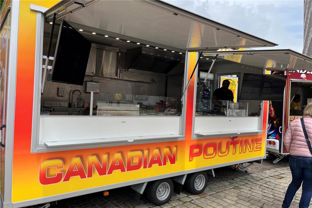 Direkt daneben werden Poutines verkauft, eine Pommes-Spezialität aus dem französisch-sprachigen Teil Kanadas. 