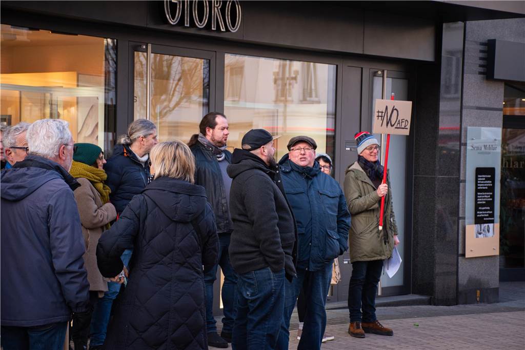Dorstener Gedenken dem Holocaust und protestieren gegen AfD-Stand Direkt gegenüber des AfD-Standes haben Dorstener mit Transparenten gegen die Partei protestiert.