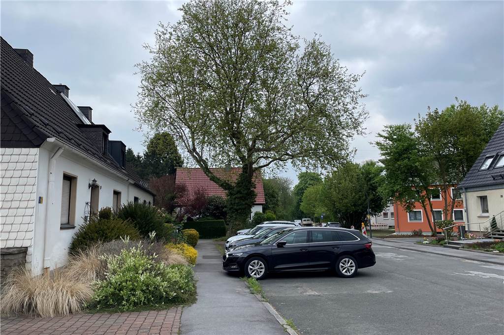 Am Rande der Bergmannsgrün-Siedlung wird ein Haus zwangsversteigert De Brunshollweg grenzt ans Vivawest-Quartier "Bergmannsgrün" - zu diesem gehört das orangefarbene Haus auf der rechten Seite.