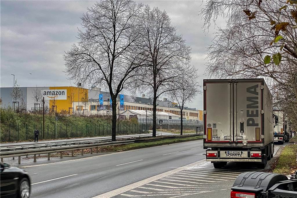 Bis zu 45 Lkw am Straßenrand: Gefahr für den Verkehr nahe Amazon Direkt gegenüber von den auf dem Randstreifen falsch parkenden Lkw an der Brackeler Straße liegt das Logistikzentrum von Amazon in Dortmund