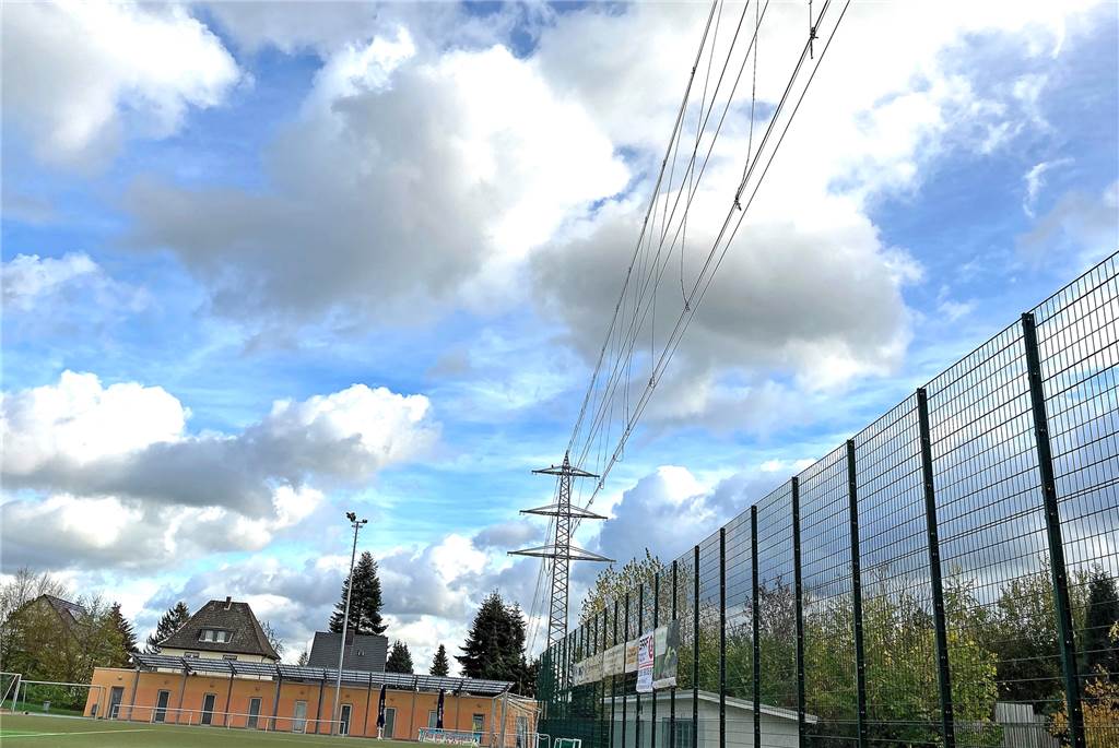 „Strippenzieher“ in luftiger Höhe: Stromleitungen verschwinden bald Sportplatz Hörder SC