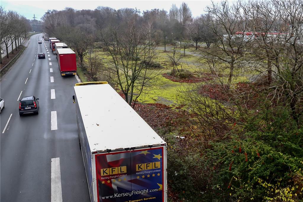 Bis zu 45 Lkw am Straßenrand: Gefahr für den Verkehr nahe Amazon Die Brackeler Straße in Dortmund