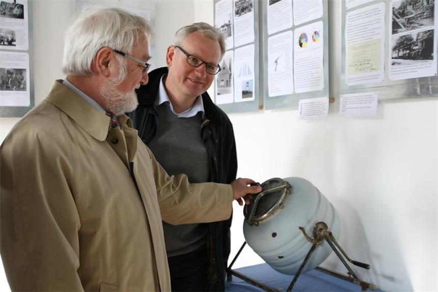 Technikausstellung im Heimathaus ist eröffnet Direkt im Eingangsbereich steht das mysteriöse Gerät - es ist eine Waschkugel für den Handbetrieb.