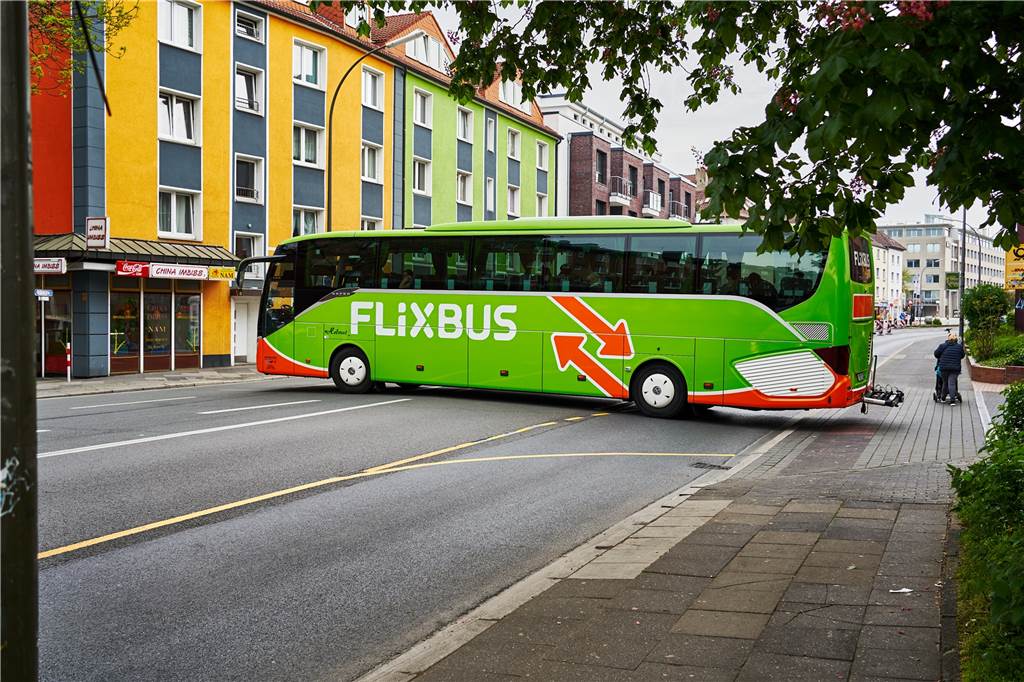 Fernbusbahnhof monatelang verlegt: „Nervig und schwierig zu finden“ Direkt nach Abfahrt müssen die Busse auf der Straße wenden. Viel Platz ist dafür nicht.