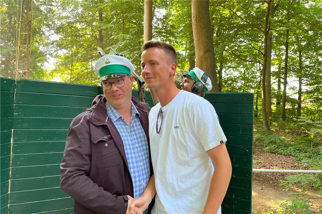 Direkt nach dem Königsschuss eilten die ersten Gratulanten herbei.