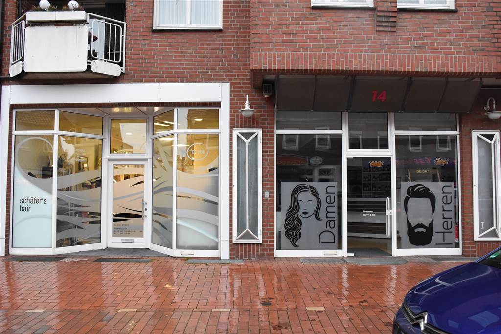 Direkt neben der Eingangstür des „Deluxe“ befindet sich der Friseursalon von Olga Schäfers. Die beiden Läden teilen sogar die gleiche Hausnummer.