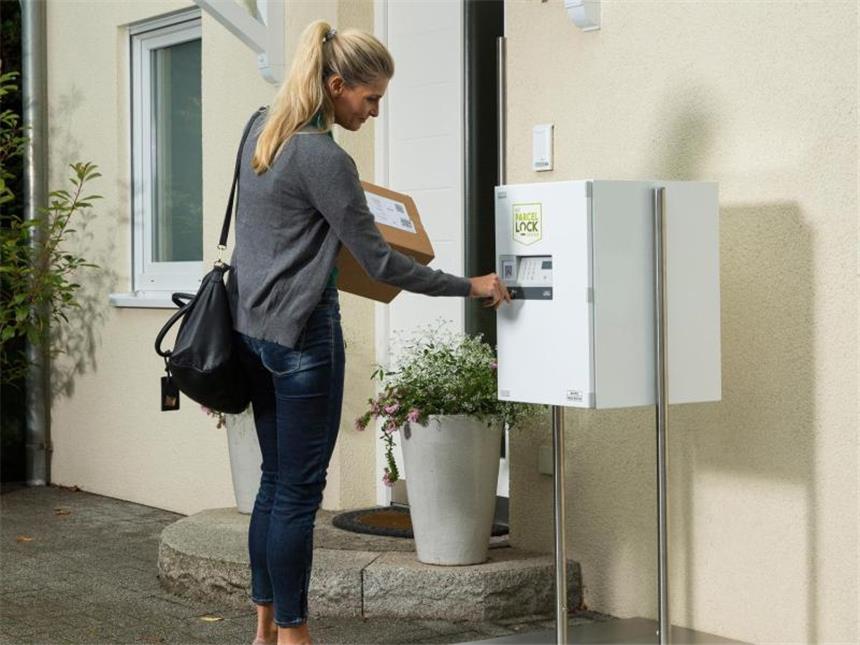Zustellung nach Maß: Wie Pakete beim Empfänger landen Direkt neben der Haustür ein Kasten für Pakete und größere Sendungen: Noch in diesem Jahr soll das sogenannte Parcellock System auf den Markt kommen - der Anbieter GLS, sowie die Konkurrenten Hermes und DPD haben sich dafür zusammengeschlossen. Empfänger können die Kästen über einen versendeten TAN-Code öffnen. Foto: ParcelLock/Adam Drobiec