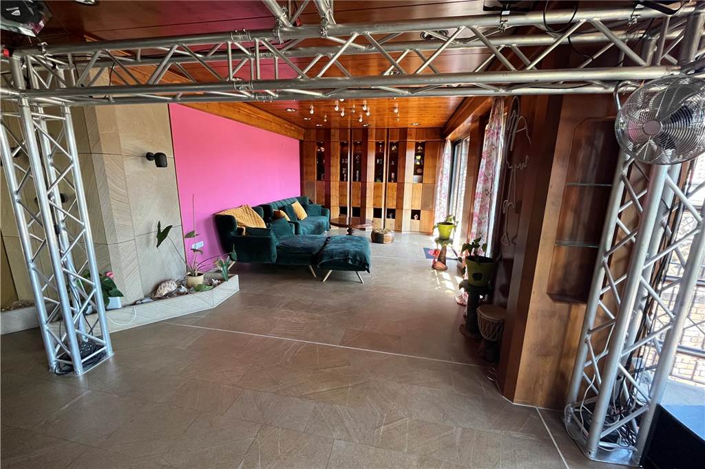 Mirko Gerhard (46) aus Werne hat rund 2000 Hochzeiten begleitet Das Foto zeigt das private Wohnzimmer von DJ Mirko.