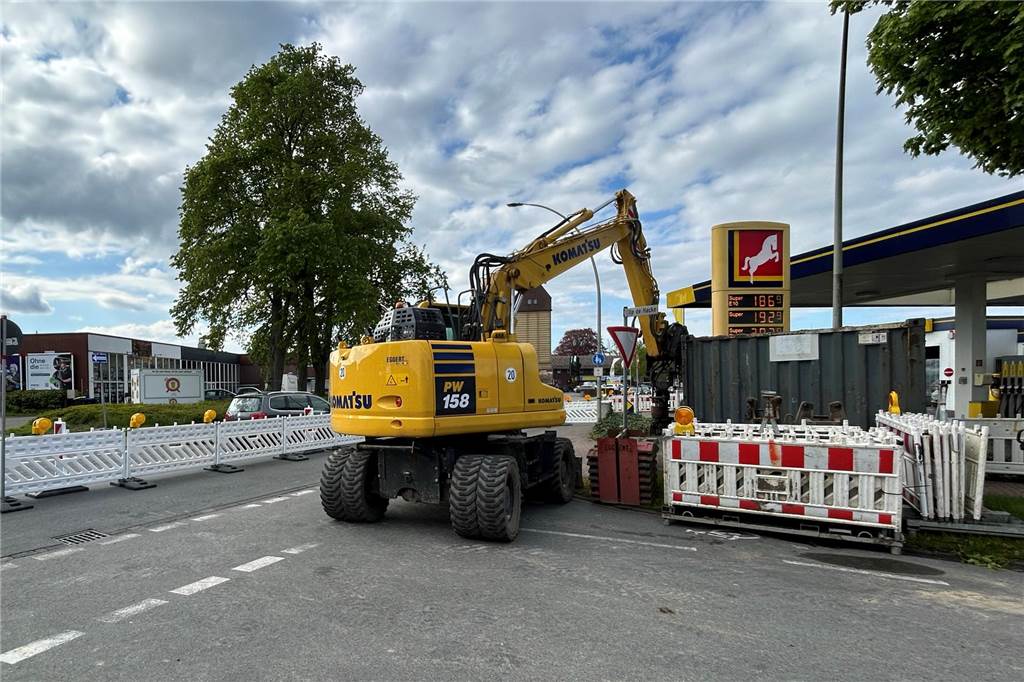 Direkt neben der Westfalen Tankstelle an der Stadtlohner Straße arbeiten die Lokalwerke schon mit schwerem Gerät.