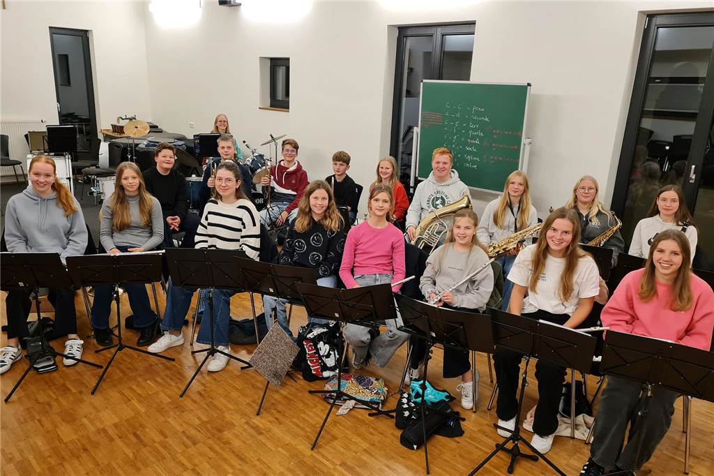 Lichtermarkt rund um Kirche und Dormitorium: Weihnachtsmarkt in Asbeck Das Asbecker Jugendorchester.