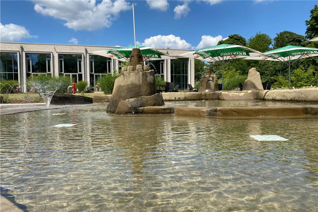Direkt vor dem Kiosk befindet sich das Kinderbecken mit Wasserspielmöglichkeiten.