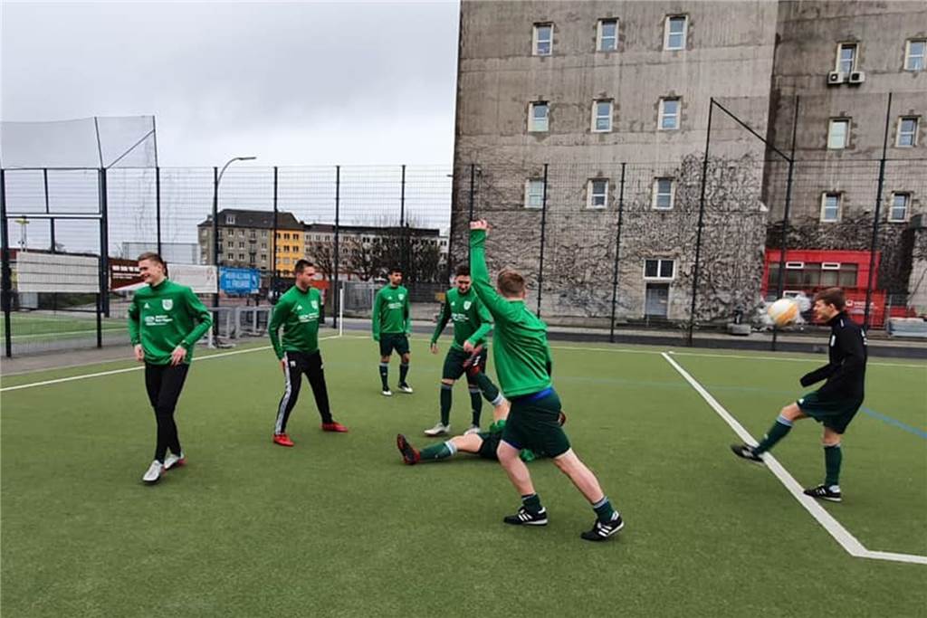 VfR Sölde feiert bis 4 Uhr auf der Reeperbahn - und schlägt um 10 Uhr den FC St. Pauli Direkt vor dem Millerntor spielte der VfR Sölde gegen St. Pauli.