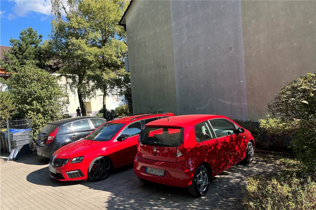 Direkt vor den Mehrfamilienhäusern stehen den Anwohnern nur wenige Parkplätze zur Verfügung.