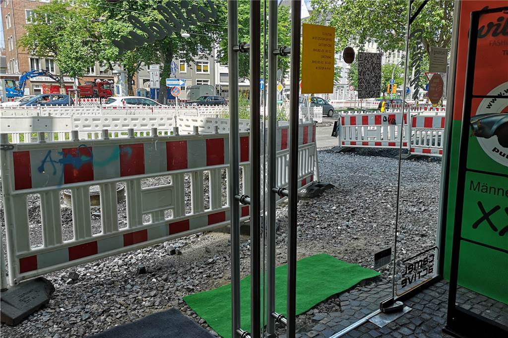 Wall-Baustellen: „Es ist nur noch Chaos in der Stadt“ Direkt vor der Eingangstür des Modehaus Wilhelm beginnt der Schotter.