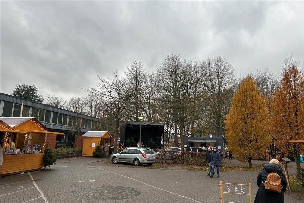 Holzhäuschen und eine Bühne auf dem Platz vor der Werkstatt