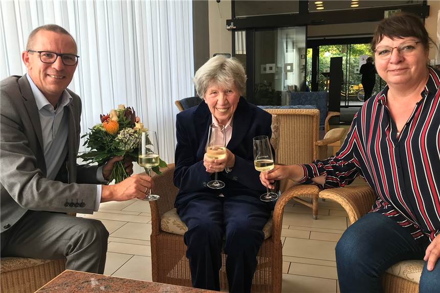 Direktor Markus Gierschmann und Brigitte Lücke, Leitung Bewohnerservice, gratulierten Marliese Böhm.